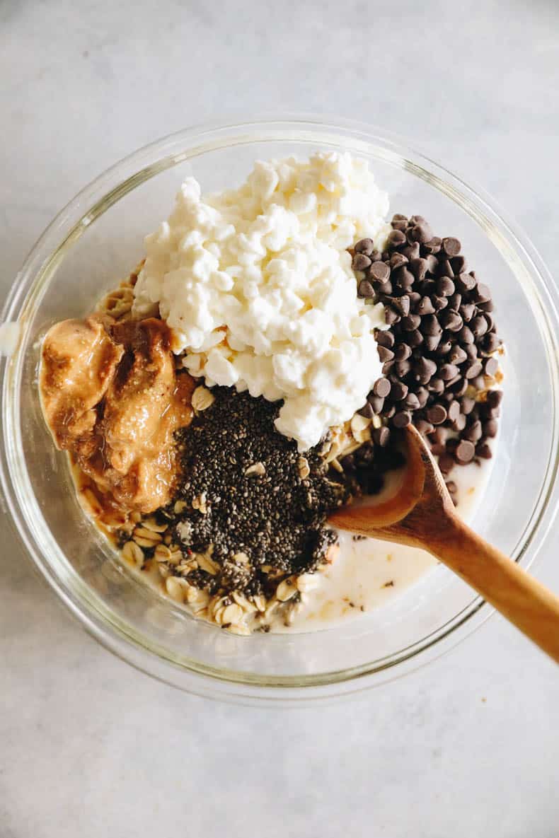 Ingredients to make cottage cheese overnight oats.